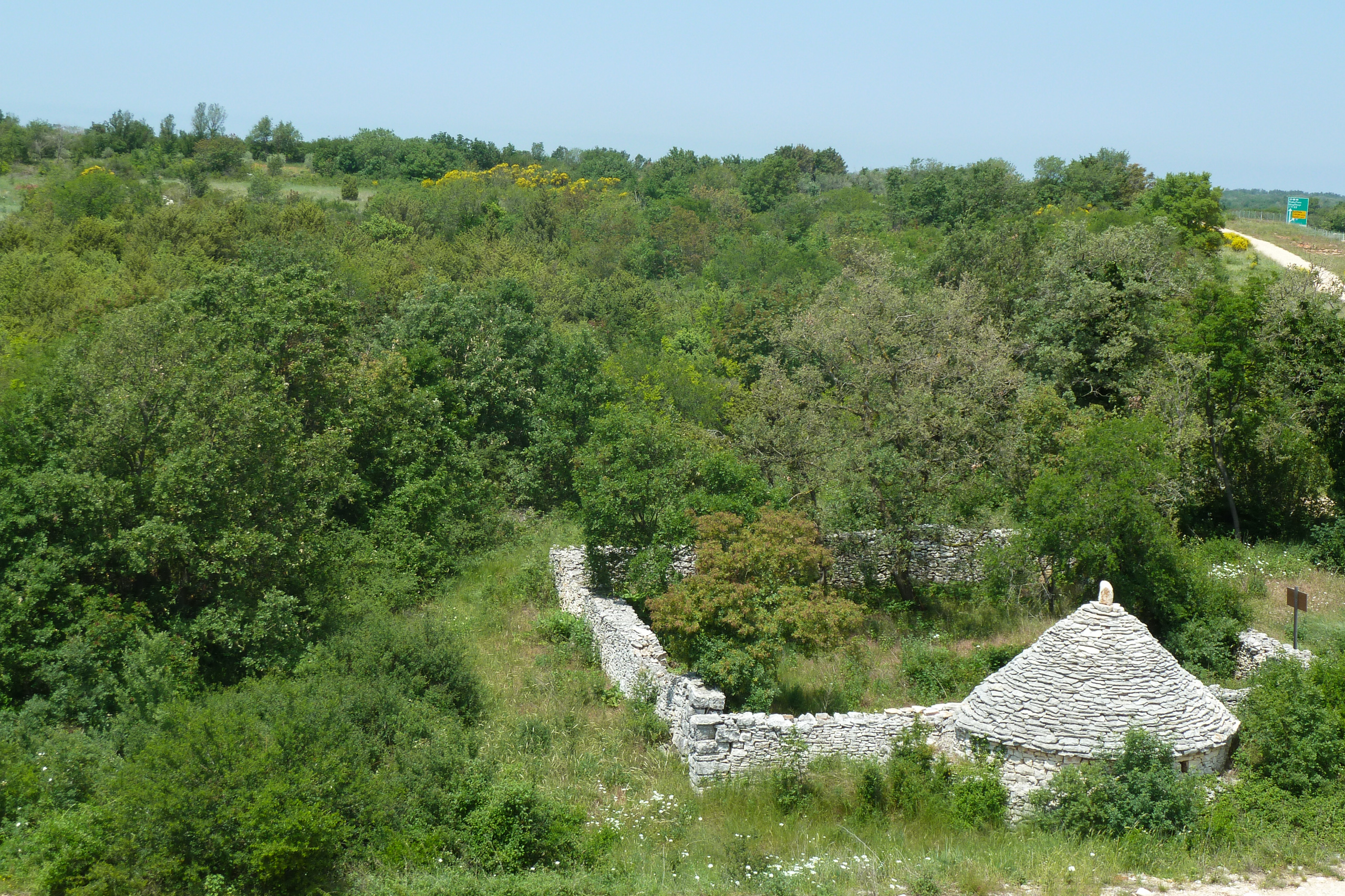 Altes istrisches Kažun – Steinrundhütte im Wald